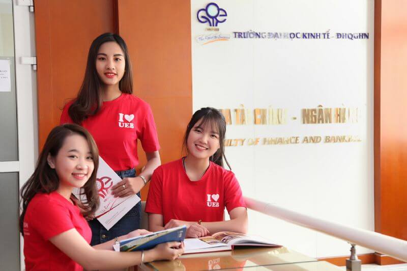 Sinh viên Trường Đại học Kinh tế Hà Nội (UEB)