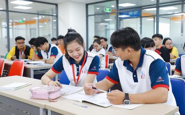 Sinh viên tại Trường Đại học Kinh tế Tài chính TP HCM (UEF)